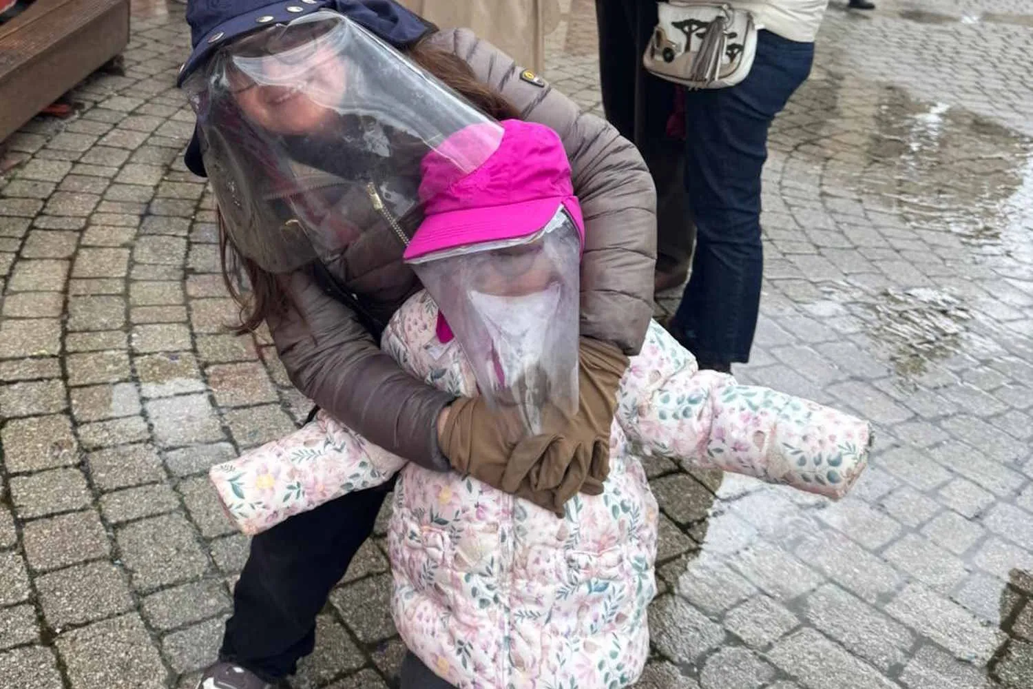 A 3 anni Youssra rischia la vita se si espone al sole: la scuola si trasforma per proteggerla dalla rara malattia dei "bimbi della luna"