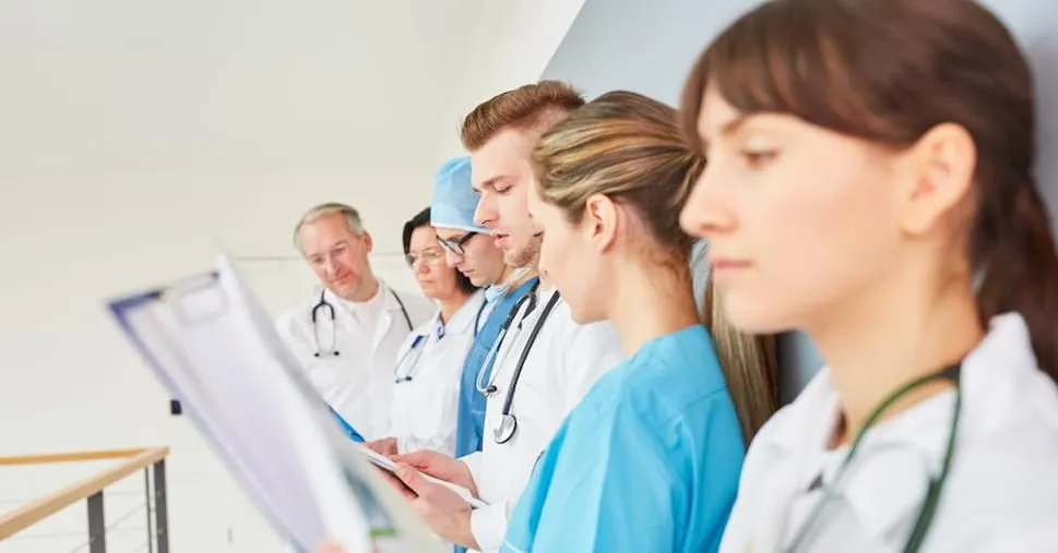 La fuga dei giovani medici dal Ssn: quando un sistema perde il senso del proprio valore