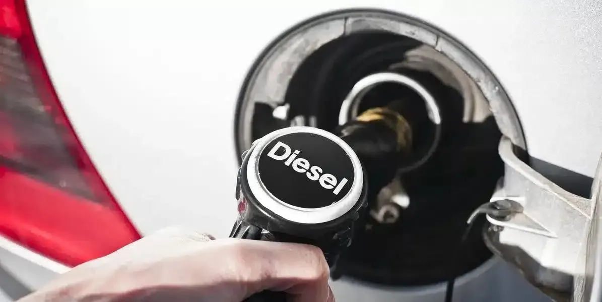 Accise mobili sui carburanti, i primi effetti del taglio di 4,9 centesimi sui prezzi del diesel - HDmotori.it