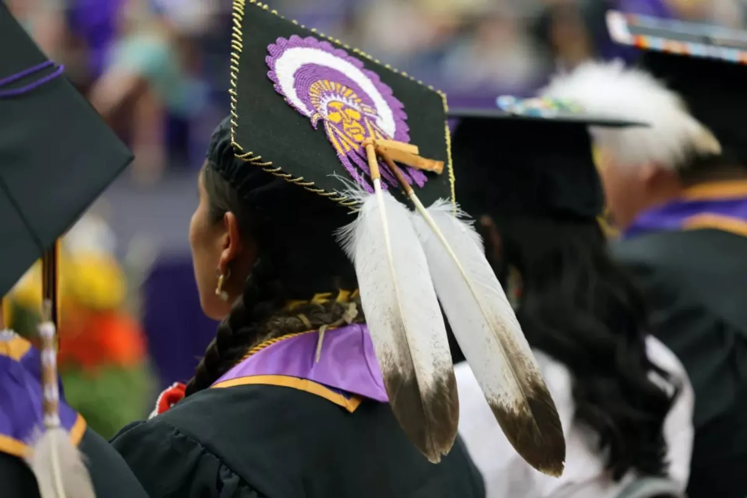 Le scuole superiori dei nativi americani superano il divario e raggiungono i tassi di diplomati più alti nella storia del Paese