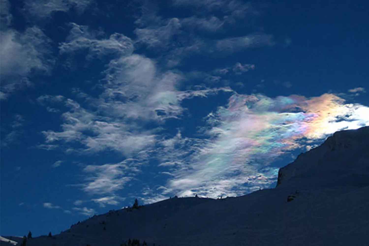 Nuvole arcobaleno: il raro e spettacolare fenomeno delle nuvole che diventano iridescenti dopo la pioggia?