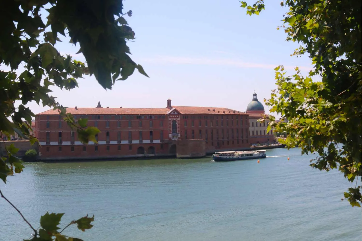 Ti porto a Tolosa, nella città rosa dell'Occitania: 8 esperienze da vivere (tra piste ciclabili, parchi e tesori Unesco)