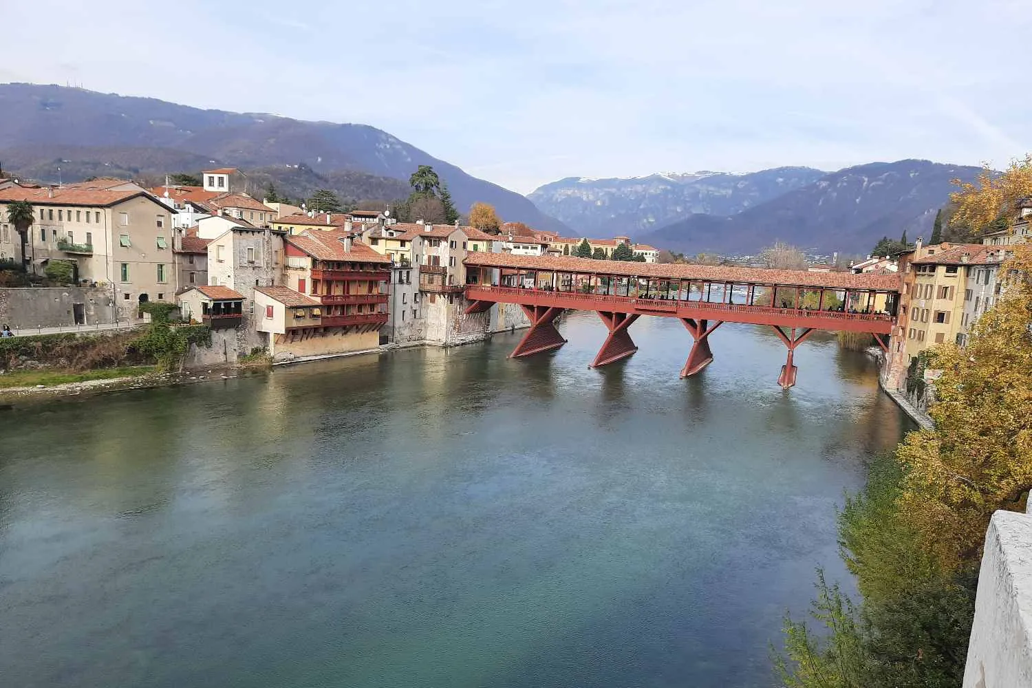 Sono stata a Bassano del Grappa e ti spiego perché attraversare il leggendario Ponte degli Alpini è un'emozione che devi assolutamente provare
