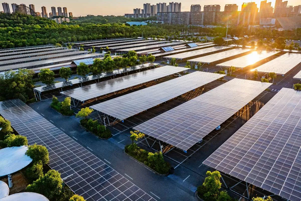 Perché le tettoie auto fotovoltaiche riducono l’impatto ambientale