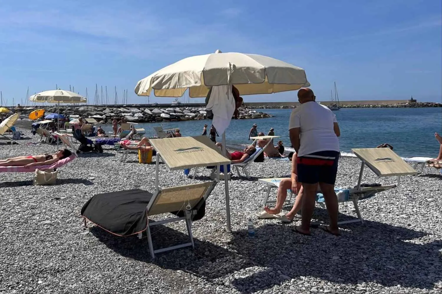 Questo comune della Liguria sfida il caro spiagge: ombrelloni e lettini comunali a 5 euro al giorno