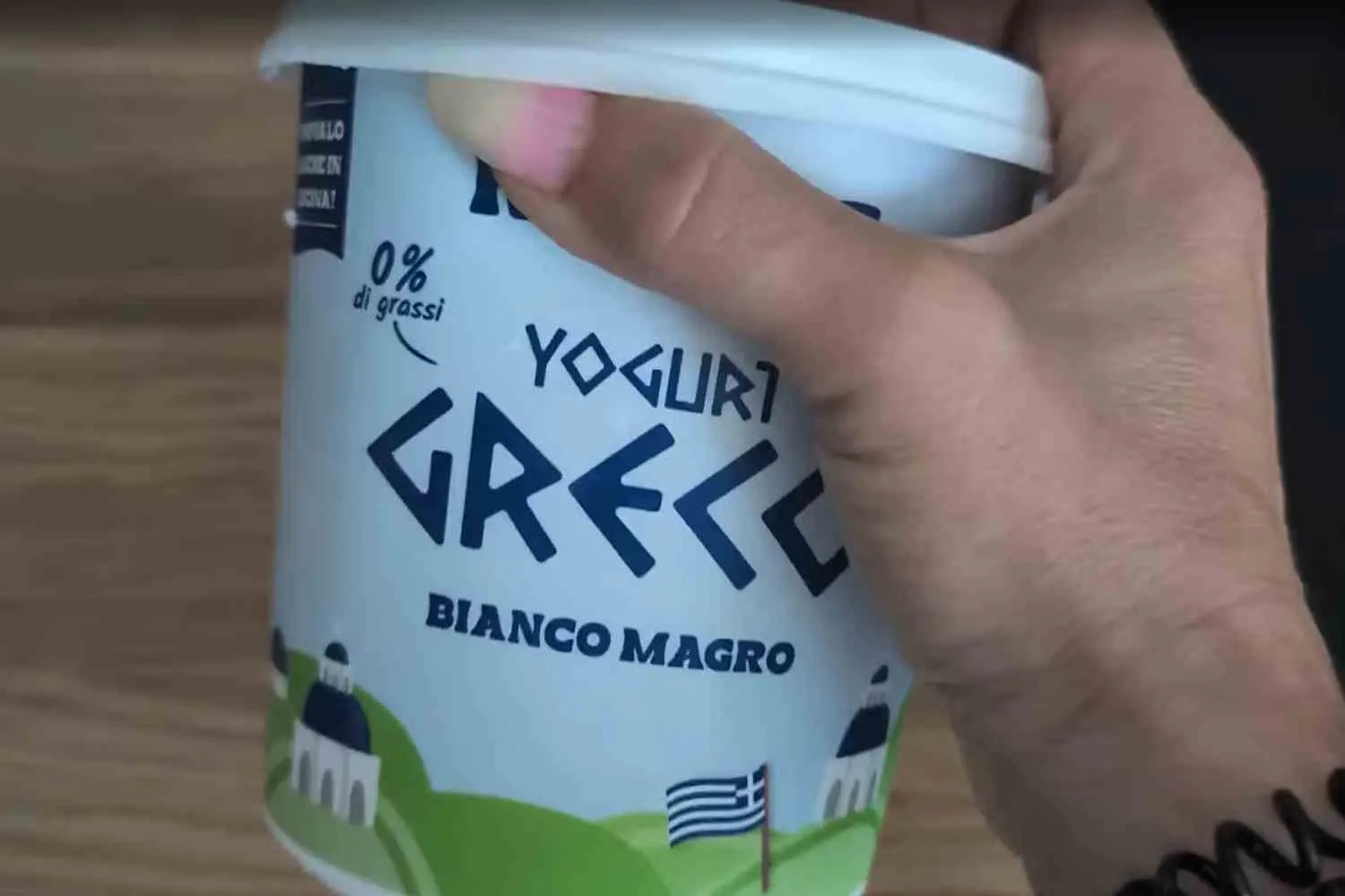 Quasi tutti fanno questo errore quando aprono un vasetto di yogurt greco. Anche tu?