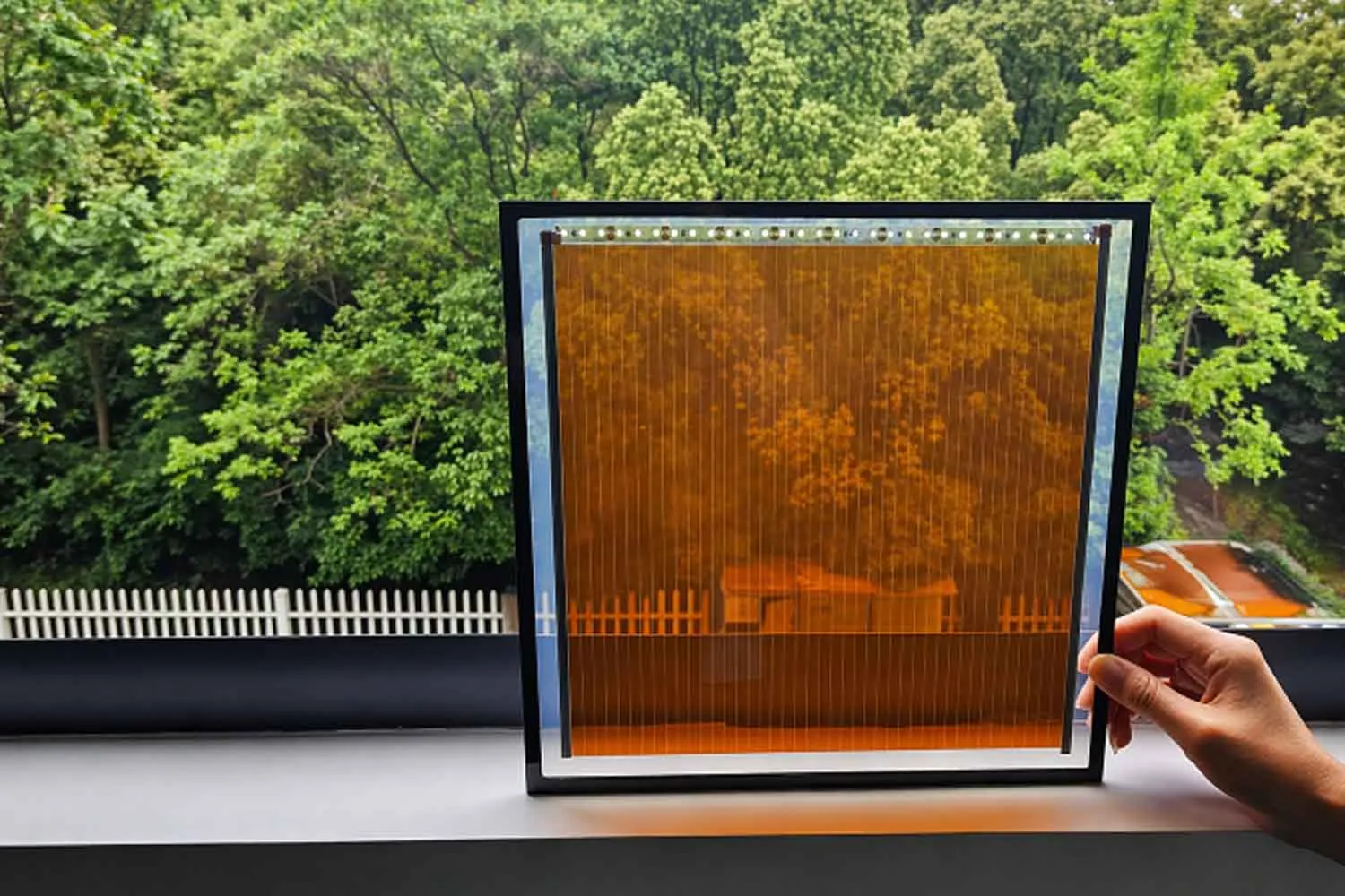 Una cella solare semitrasparente produce elettricità anche con la luce delle lampade e potrebbe finire sulle finestre