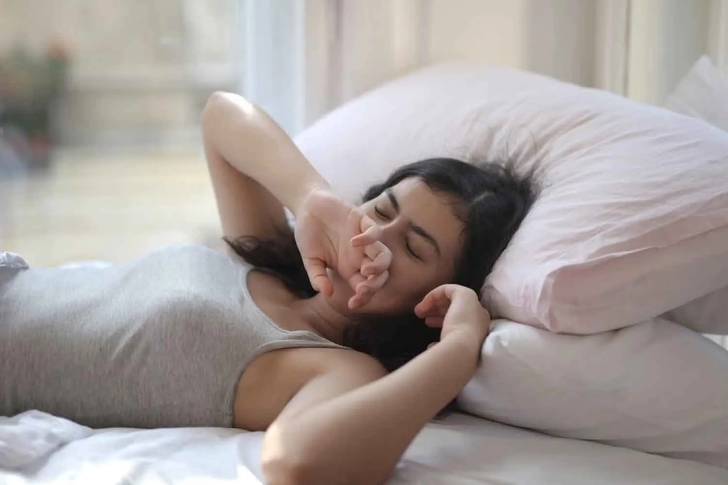 Se ti svegli di notte con la tosse probabilmente è colpa dell'aria che hai respirato di giorno, il mega-studio che mostra gli effetti nefasti dello smog sul sonno