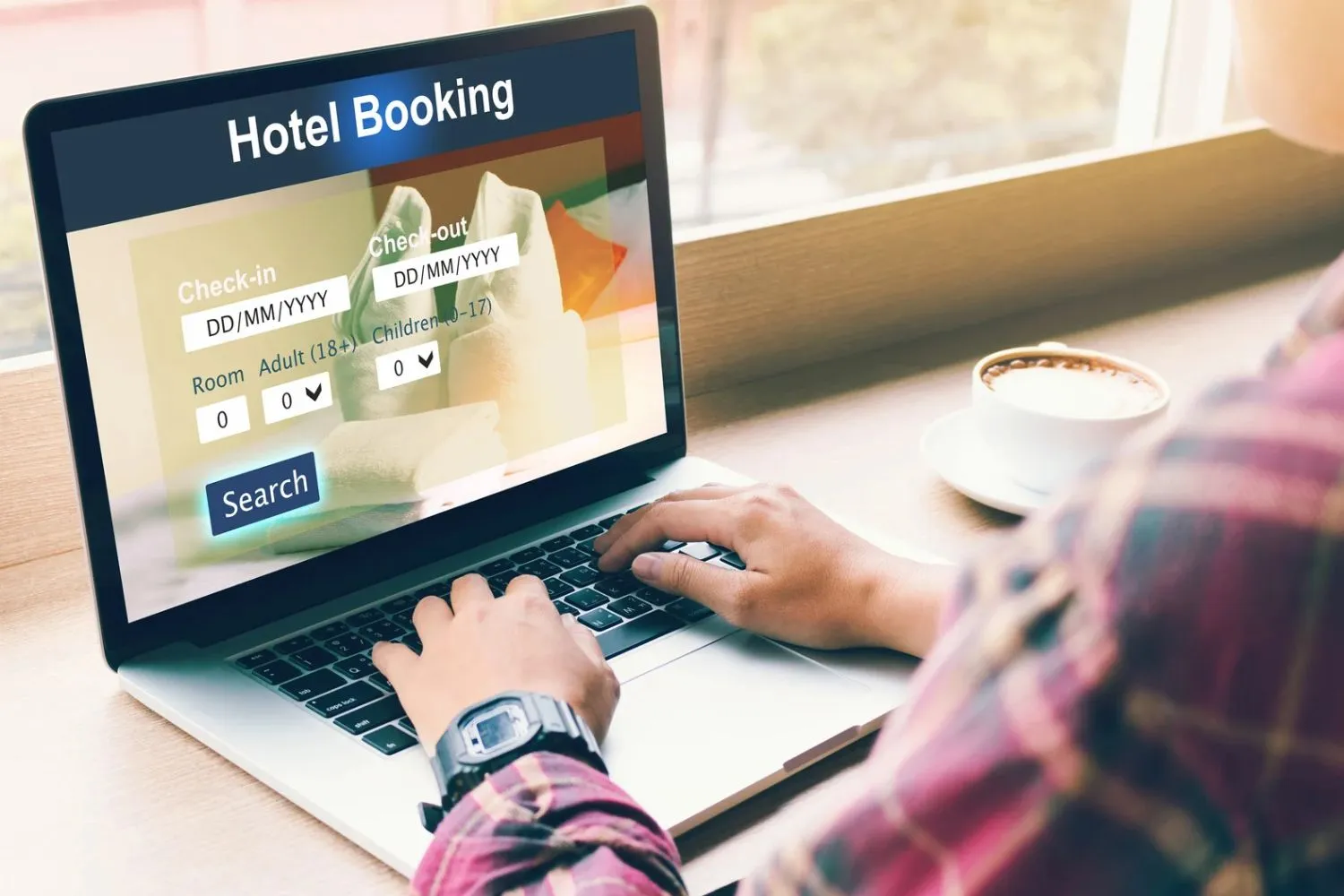 Booking sotto indagine Ue per truffe e falsi annunci: cosa rischia la piattaforma e a cosa fare attenzione