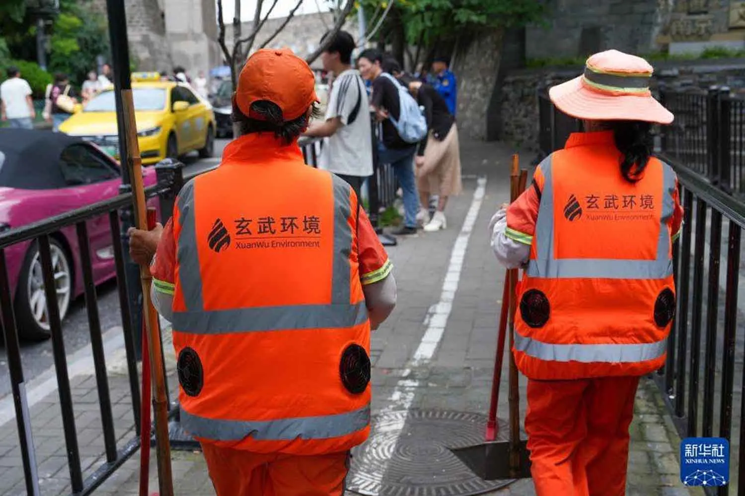 Contro il caldo arrivano i “gilet climatizzati” con le ventole incorporate per gli operatori ecologici