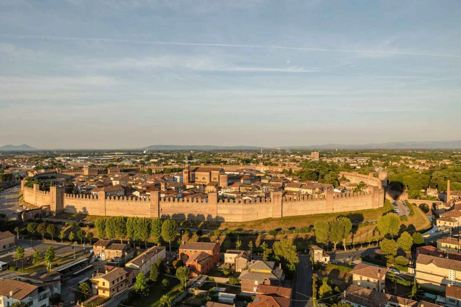 Questo è il borgo con le mura medievali più belle d'Italia: quasi 1,5 km di storia e un primato unico in Europa
