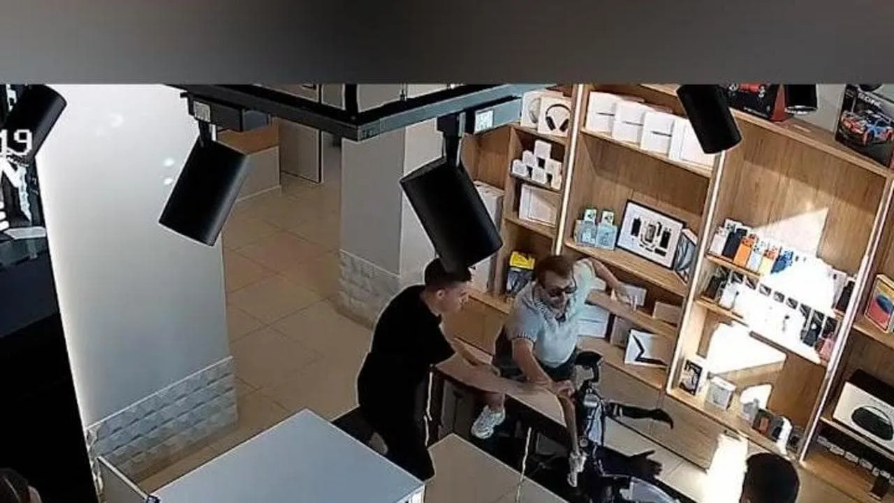 Spinge un androide: il robot va all'attacco e devono fermarlo in due