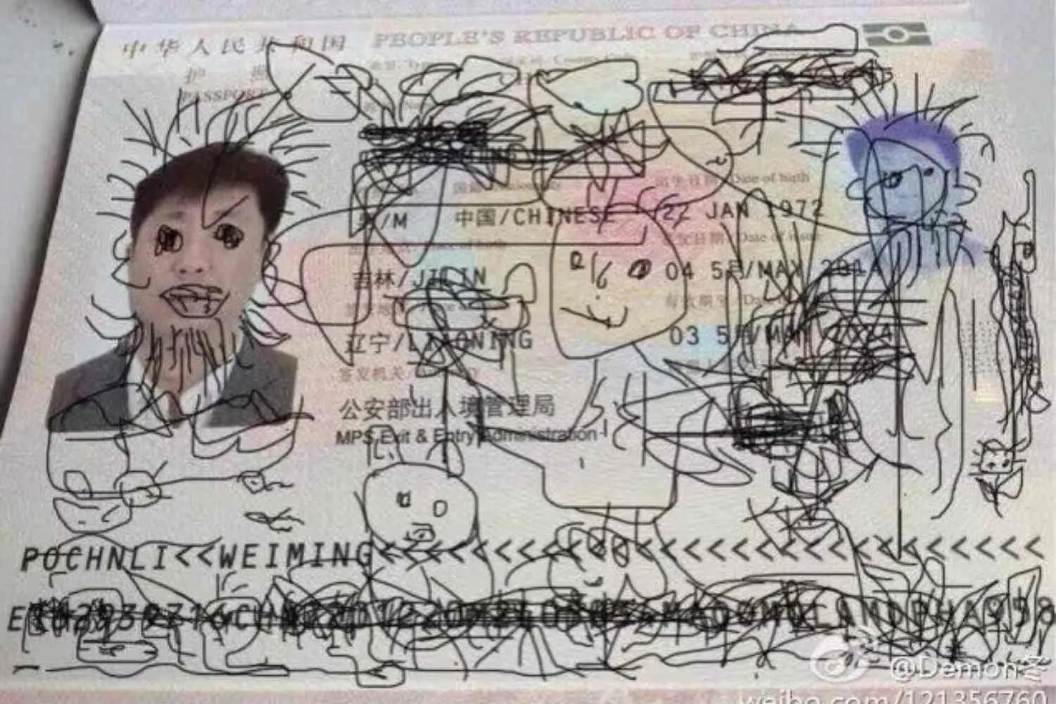 Cos'è questa storia del bambino scarabocchia il passaporto del padre che viene respinto ai controlli in aeroporto, ma è tutto vero?