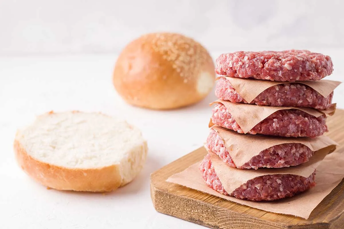 Hamburger del supermercato: quali sono i migliori? La classifica del Salvagente premia questi marchi