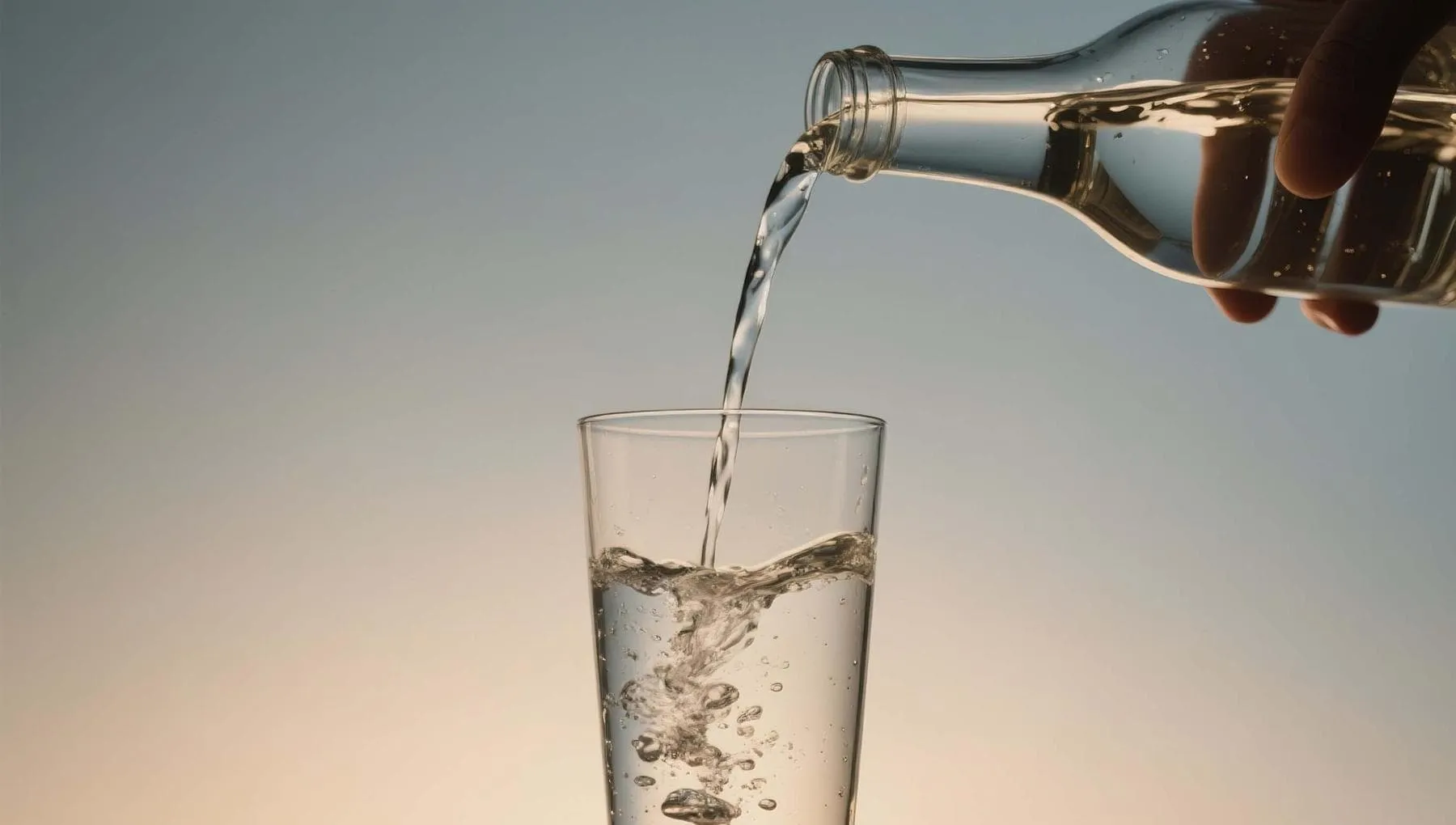 Bere acqua durante i pasti non aiuta a mangiare meno