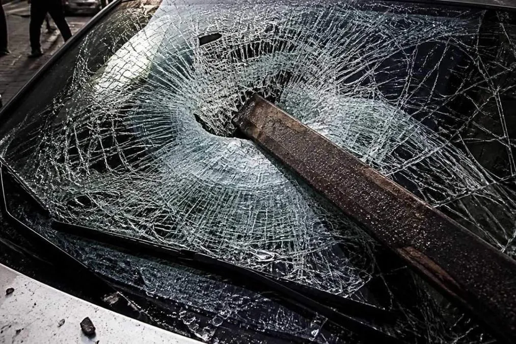 L'incidente è agghiacciante, la barra vola nel parabrezza: conducente vivo per miracolo - HDmotori.it