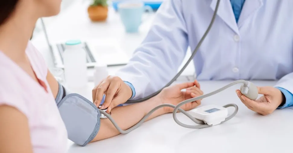 Dormi in piedi durante il giorno? Meglio misurarsi la pressione