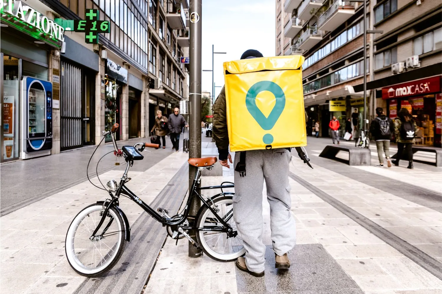 Glovo dovrà fornire abbigliamento tecnico, acqua e ripari ai rider (inquadrandoli come lavoratori subordinati): svolta nel food delivery