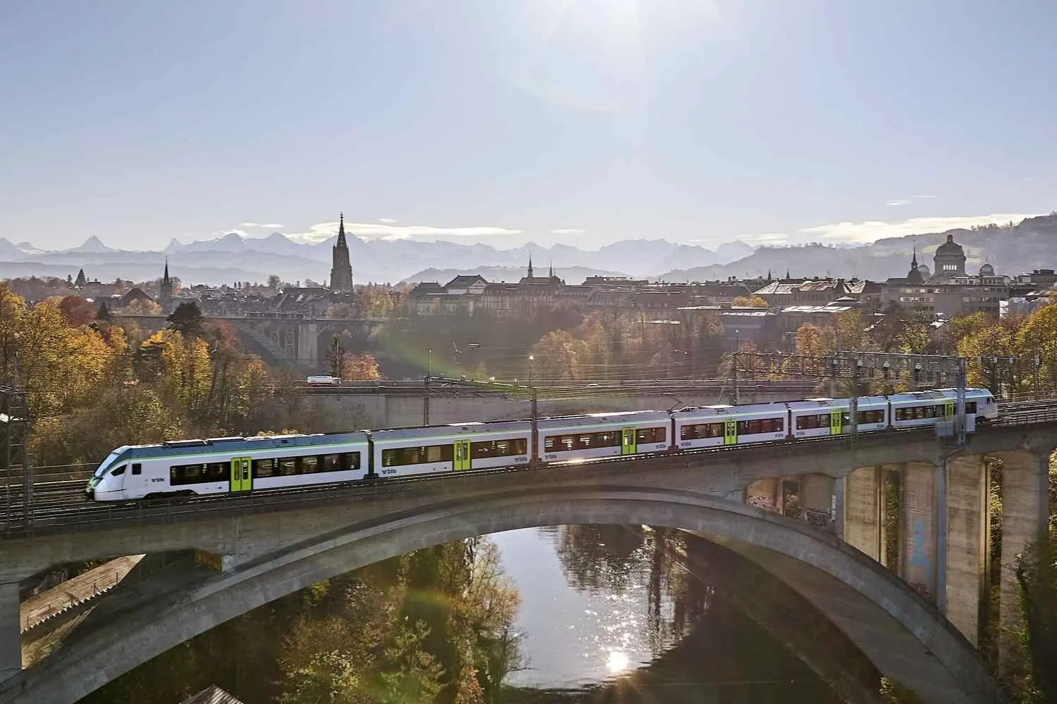 Siamo stati sul Trenino Verde delle Alpi: il viaggio senza auto tra montagne, laghi e città della Svizzera