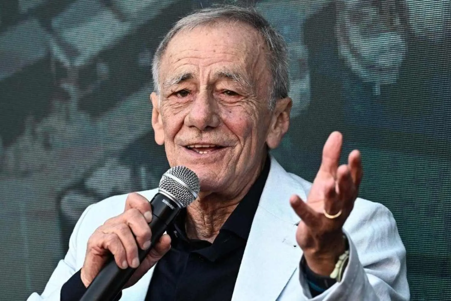 Roberto Vecchioni in concerto per l’ultima volta? “Statemi vicino, per mesi non potrò cantare”