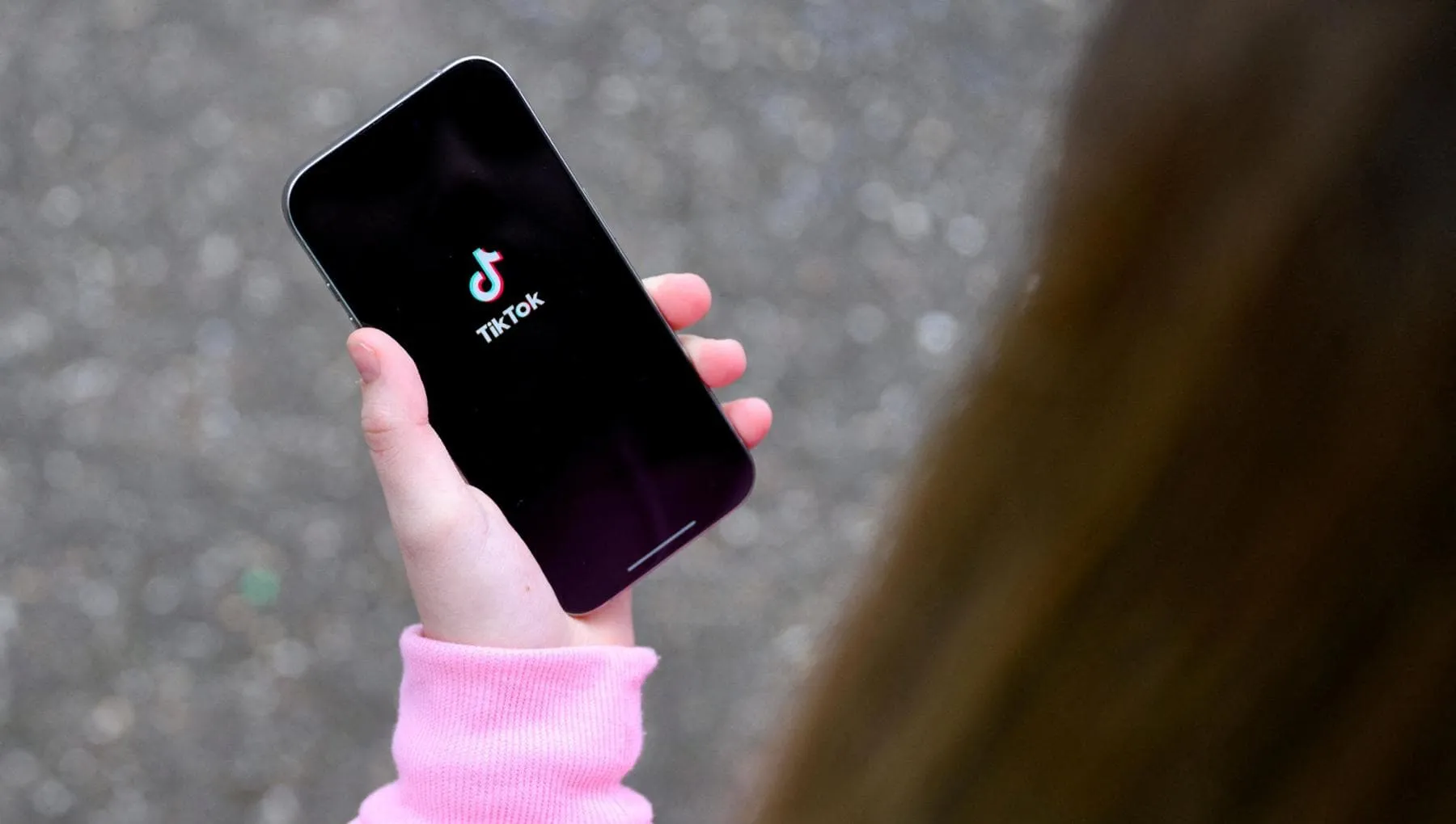 Social e minori, la richiesta a TikTok della Commissione UE è corretta. Non basta vietare l’accesso