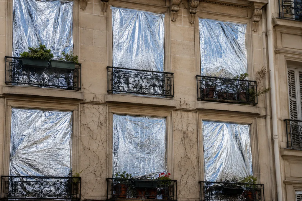 I francesi tappezzano le finestre con le coperte termiche: i trucchi (sempre più estremi) per sopravvivere alla "canicola"