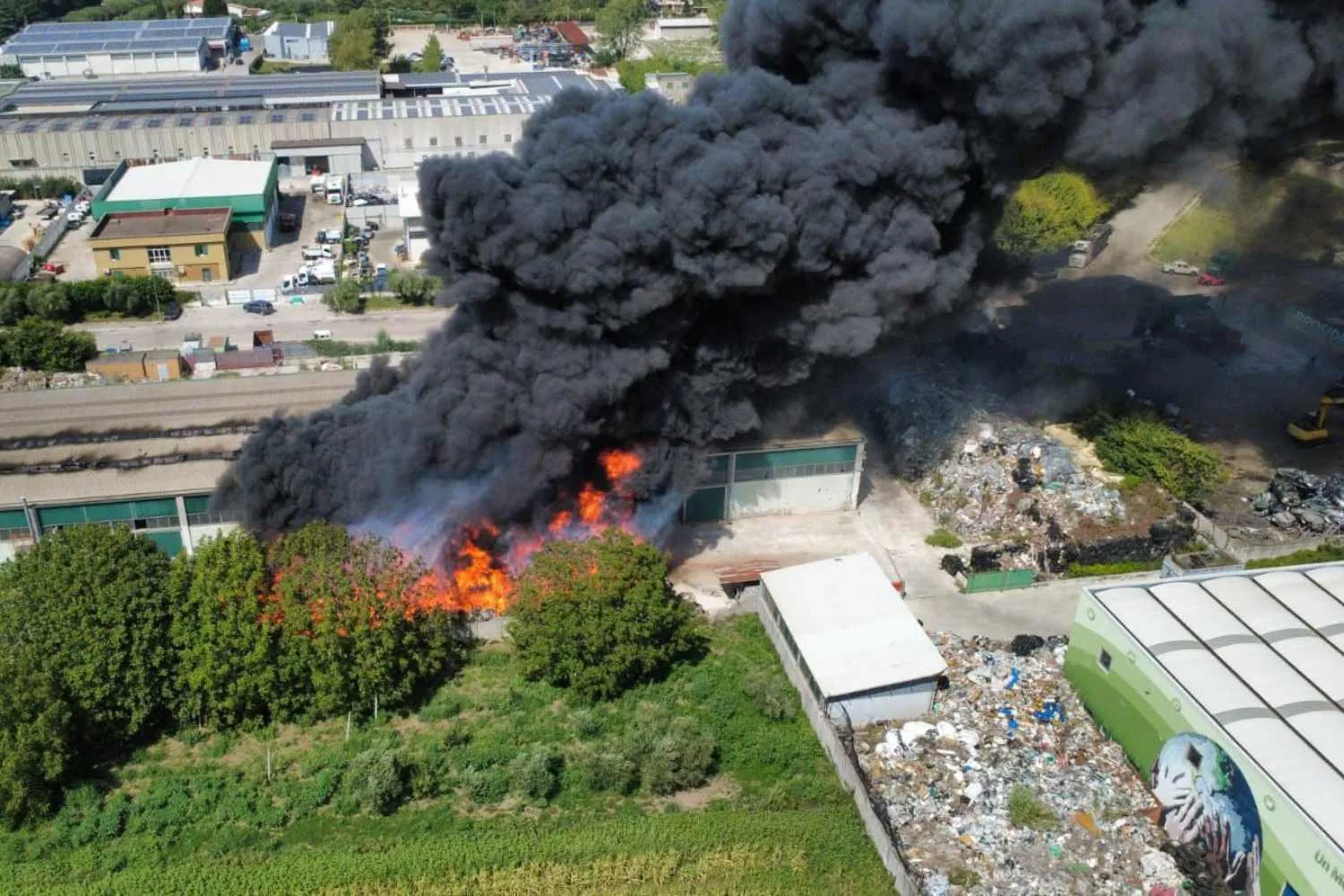Airola, incendio ancora attivo dopo tre giorni: diossine quasi al doppio della soglia