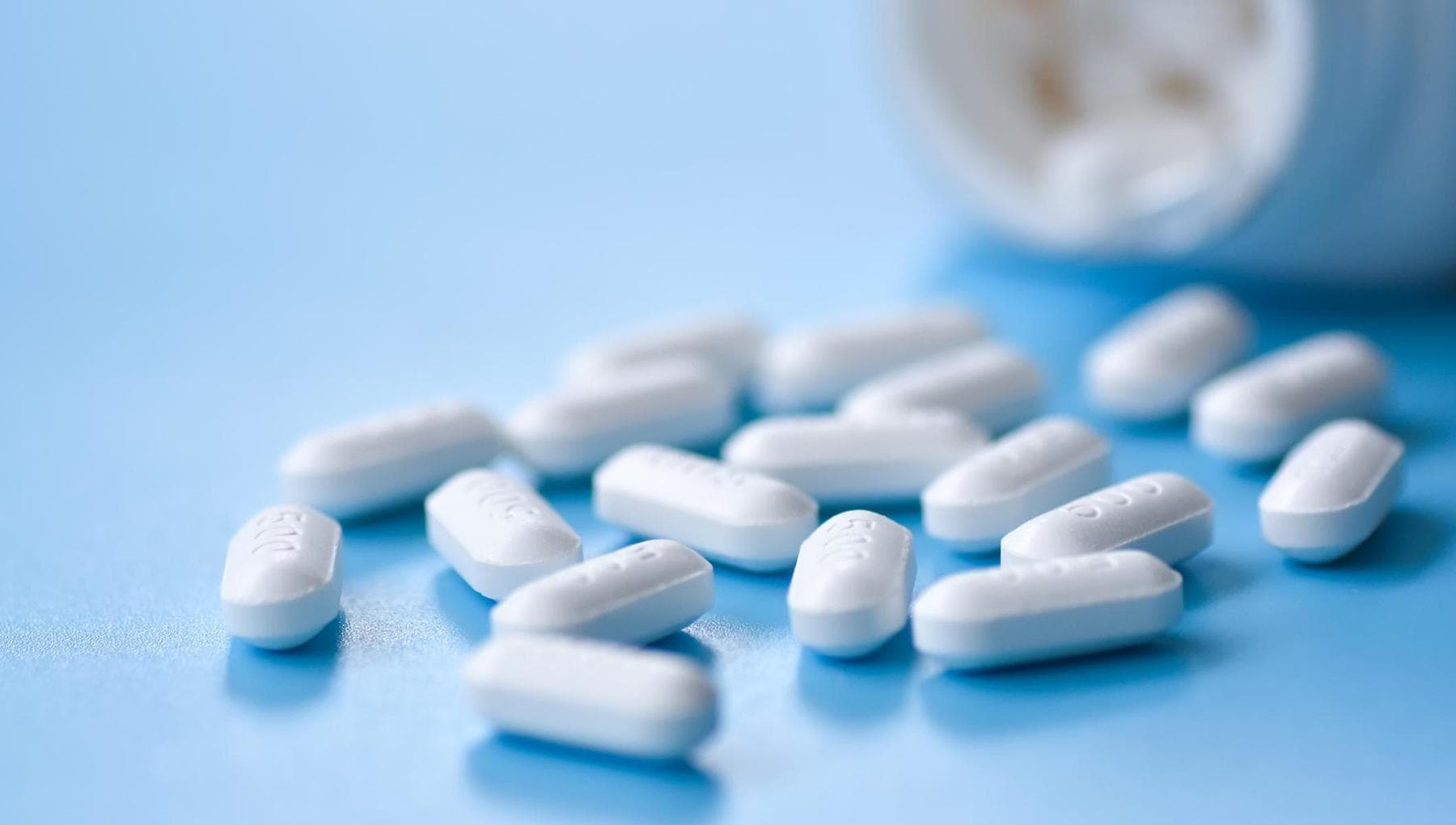 Paracetamolo, l’allarme dell’Aifa: rischi per sovradosaggio ‘intenzionale’ tra gli adolescenti