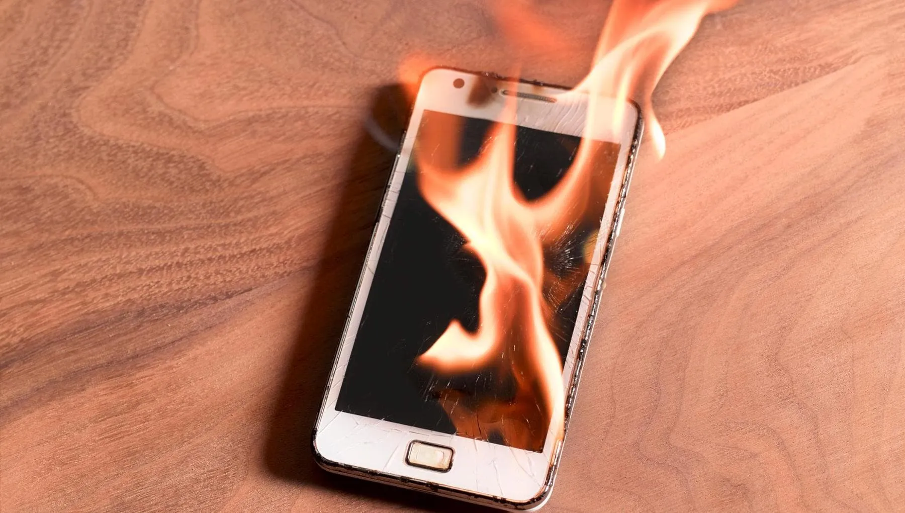 Anche gli smartphone e gli altri dispositivi elettronici soffrono il caldo estremo. Come proteggerli