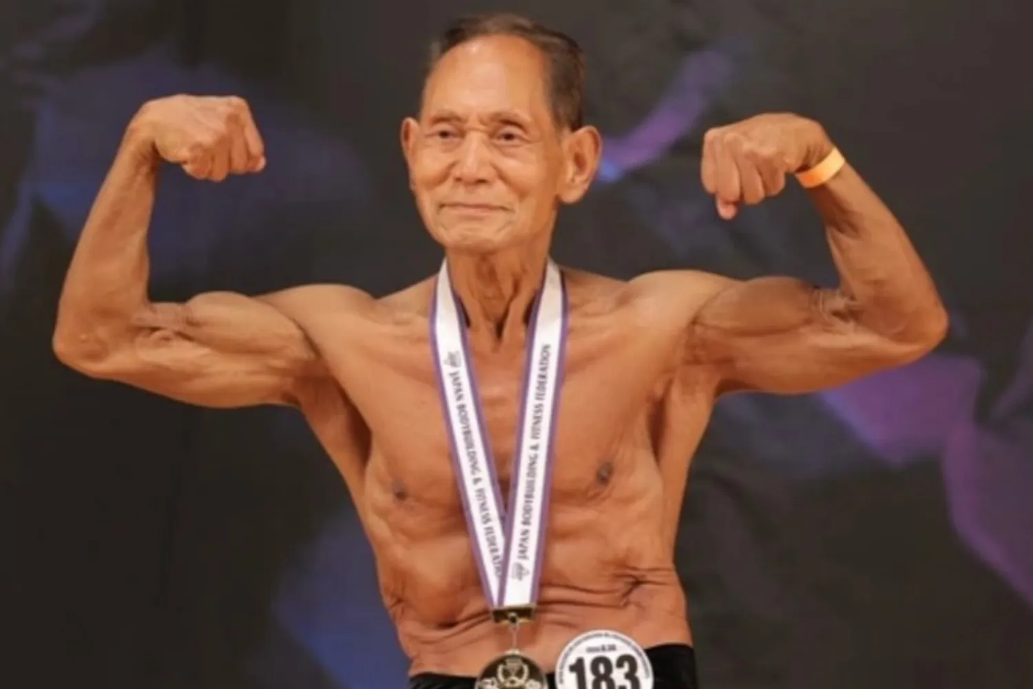 Toshisuke Kanazawa, il bodybuilder di 90 anni che continua a vincere senza mangiare carne e pesce: “voglio gareggiare fino all’ultimo respiro”