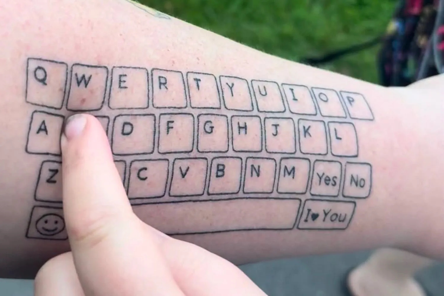 Mamma si tatua una tastiera Qwerty sul braccio per comunicare con il figlio autistico: l'idea geniale che ha emozionato il mondo