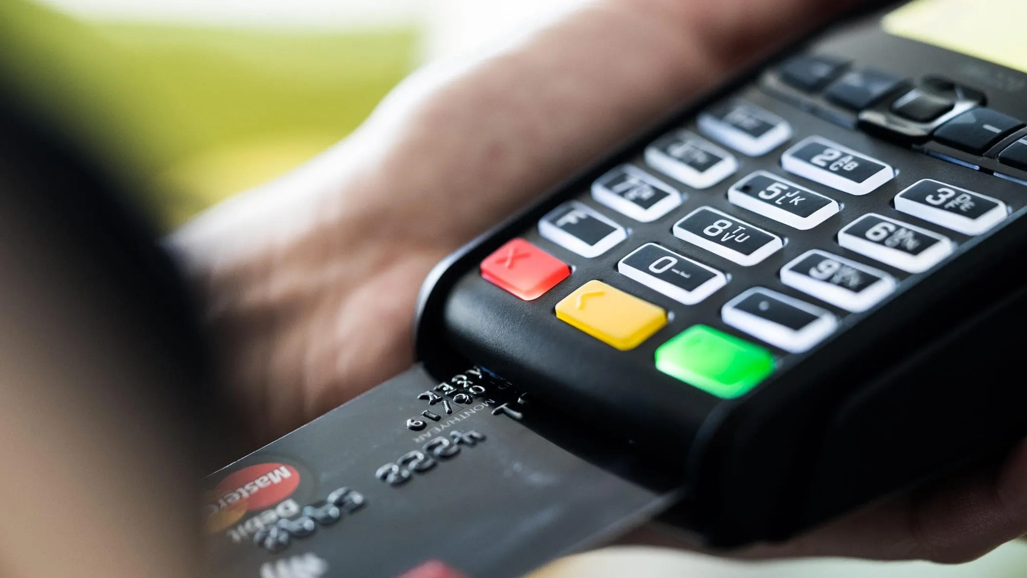 Truffa del pos e dei finti volontari che svuotano il conto: come funziona e come difendersi