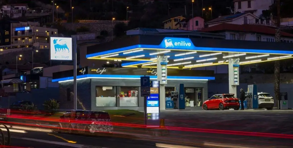 Tetto ai prezzi dei carburanti: la mossa di ENI divide il mercato - HDmotori.it