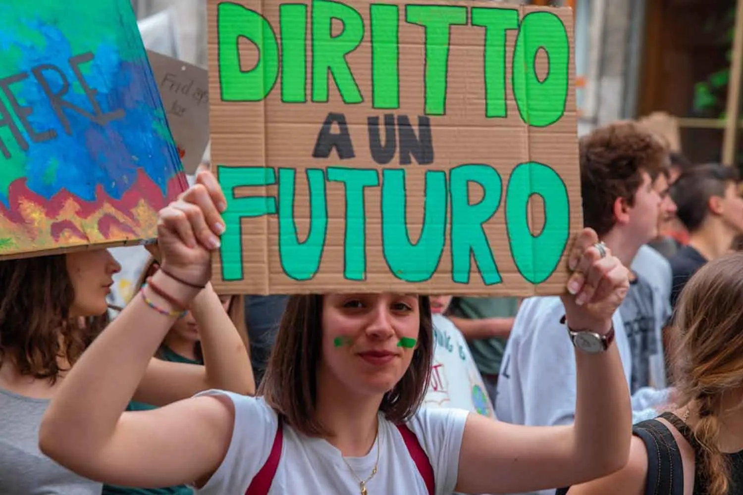 La Gen Z ha paura del futuro tra ansia climatica, lavoro precario e politica che ascolta poco