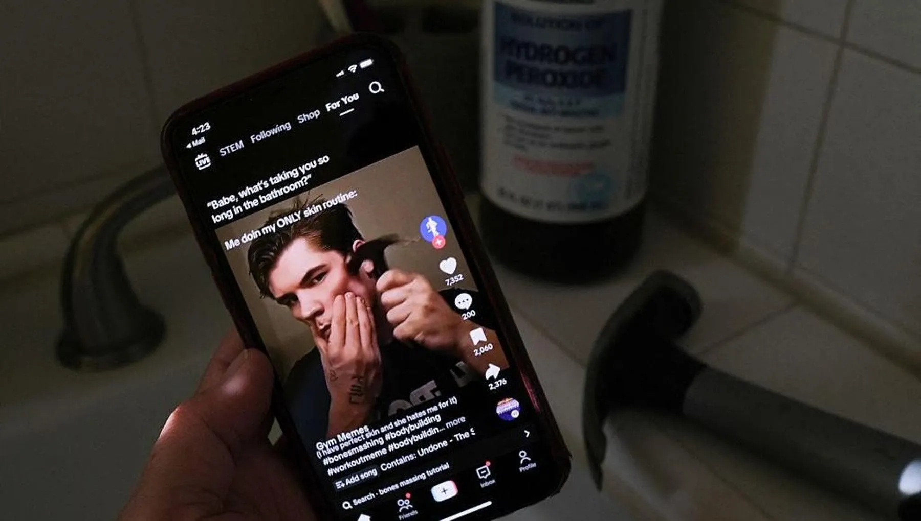 Looksmaxxing, l’ossessione per l’estetica che nasconde il disagio dei giovani e cresce sui social