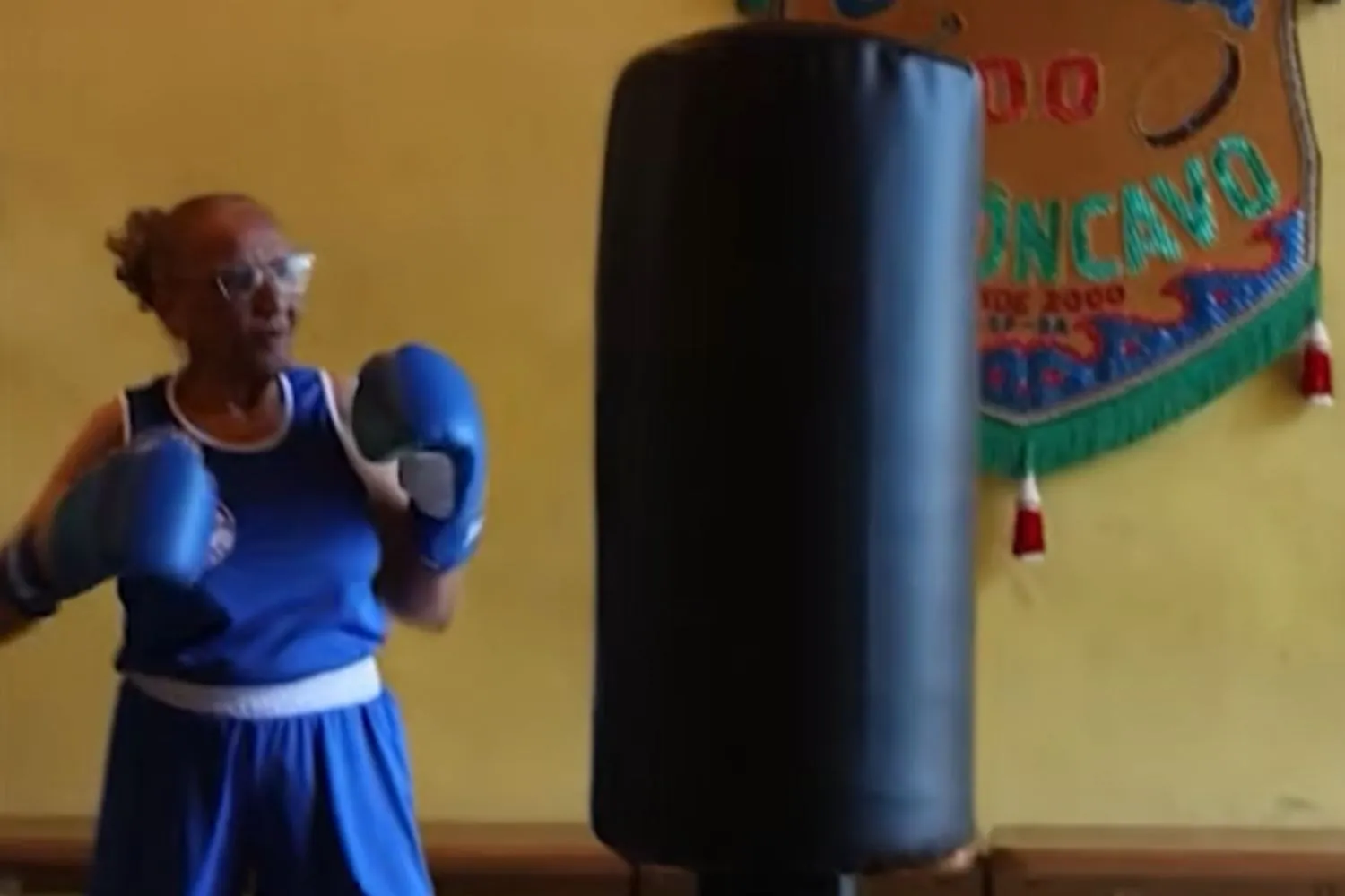 Il potere terapeutico della boxe: così donne anziane ritrovano forza e autostima tirando cazzotti nel centro di San Paolo