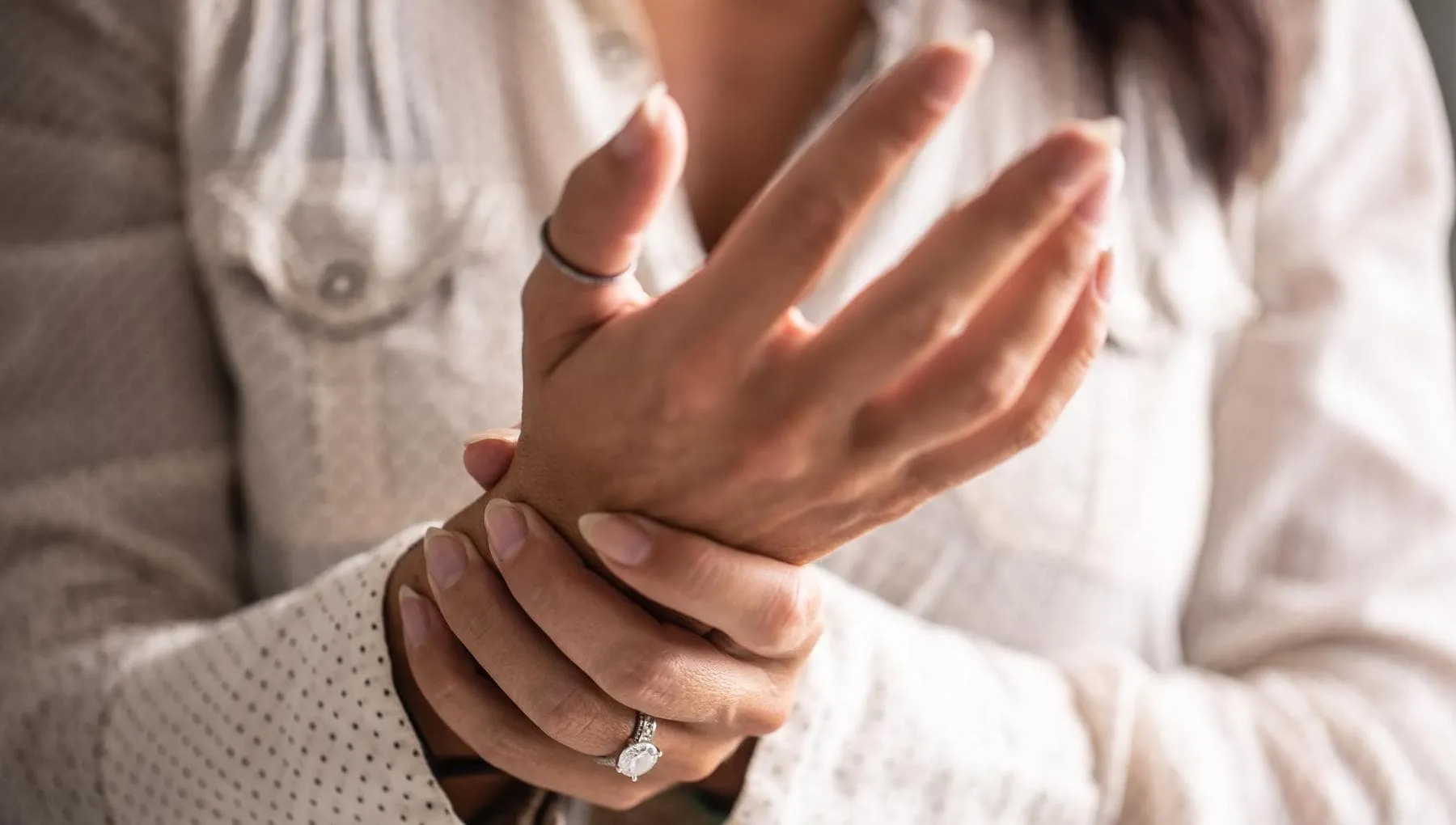 Donne, più dolore degli uomini in tutto il corpo: lo studio su oltre 6 milioni di persone