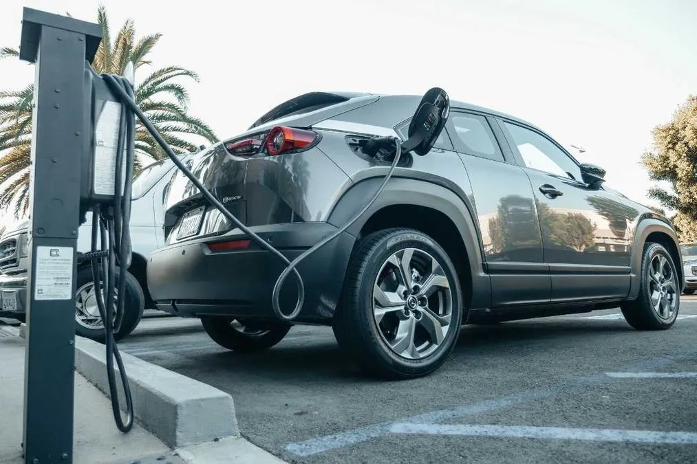 Auto elettriche, polemica in Belgio: bandite dai parcheggi sopraelevati dei supermercati - HDmotori.it