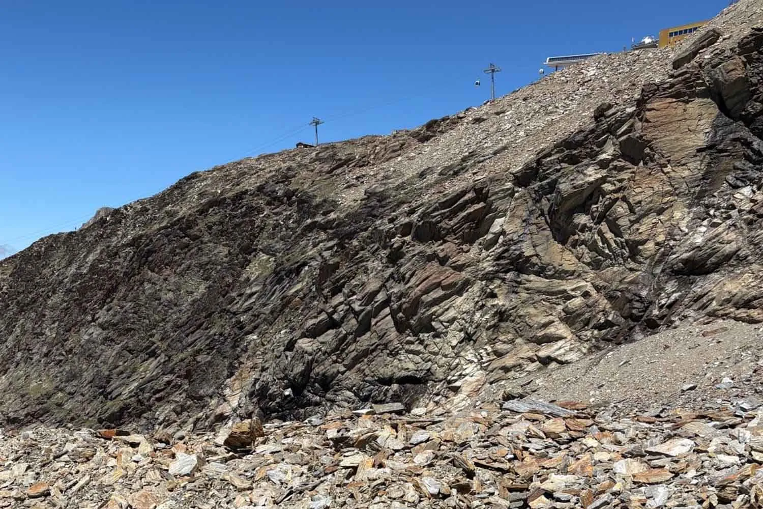 Il ghiacciaio si fonde e restituisce due alpinisti scomparsi 34 anni fa sulle Alpi svizzere