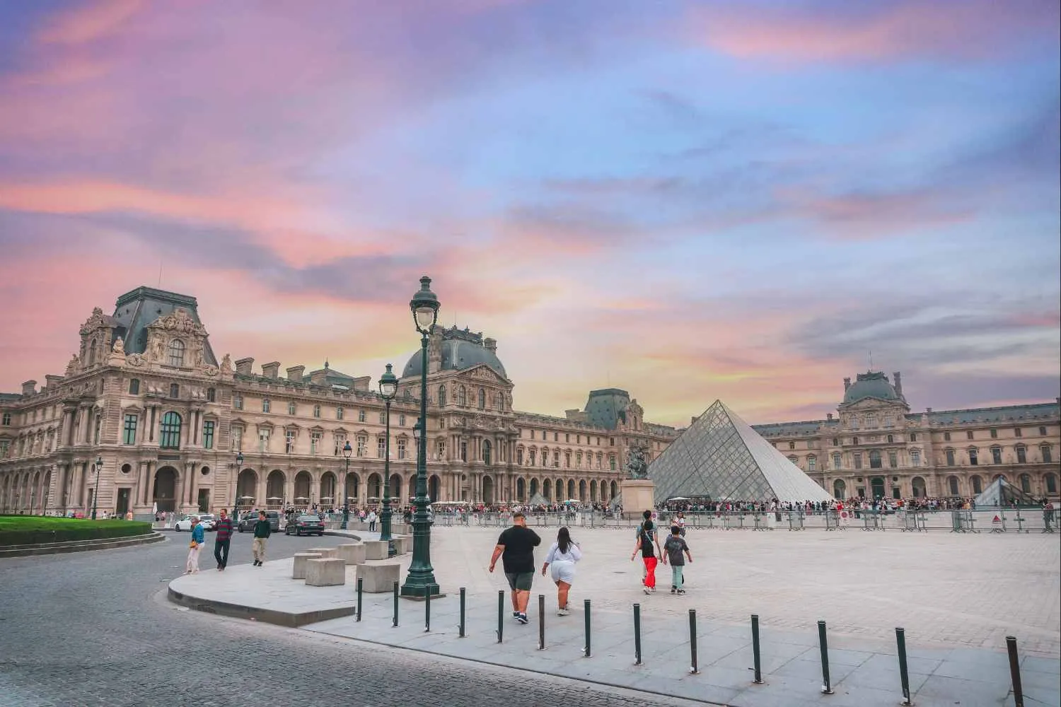 “Se il Louvre non sarà ristrutturato, dovrà chiudere”: l’allarme del direttore del museo a un anno dal clamoroso furto