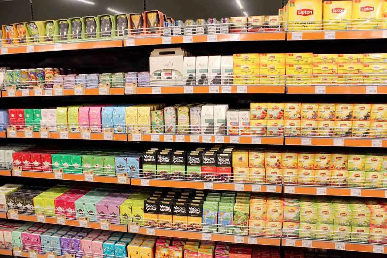 Pesticidi e tossine vegetali nel tè nero: il test svizzero boccia Twinings (male anche Lipton e Lidl)