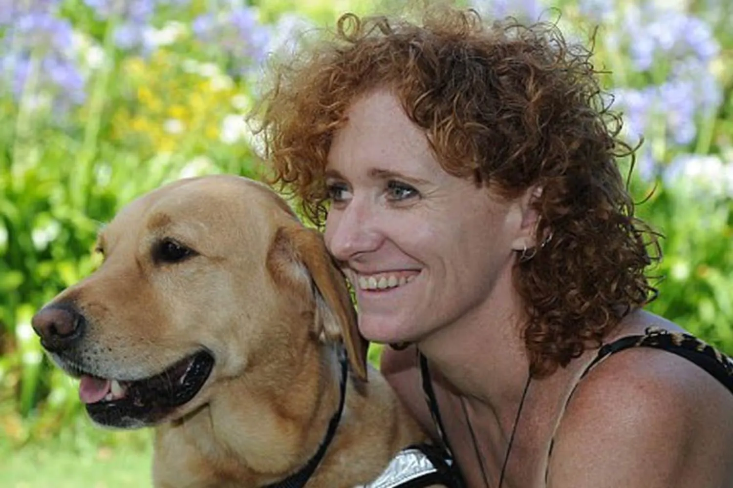 Cieca dall’età di 11 anni, è tornata a vedere sbattendo la testa contro un tavolino (mentre dava un bacio al suo cane guida)