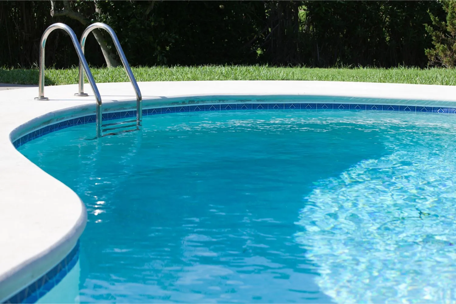 Fuga di cloro in una piscina a Mentana, 8 intossicati e bimbo di 5 anni in codice rosso: è l'ennesimo incidente in pochi giorni