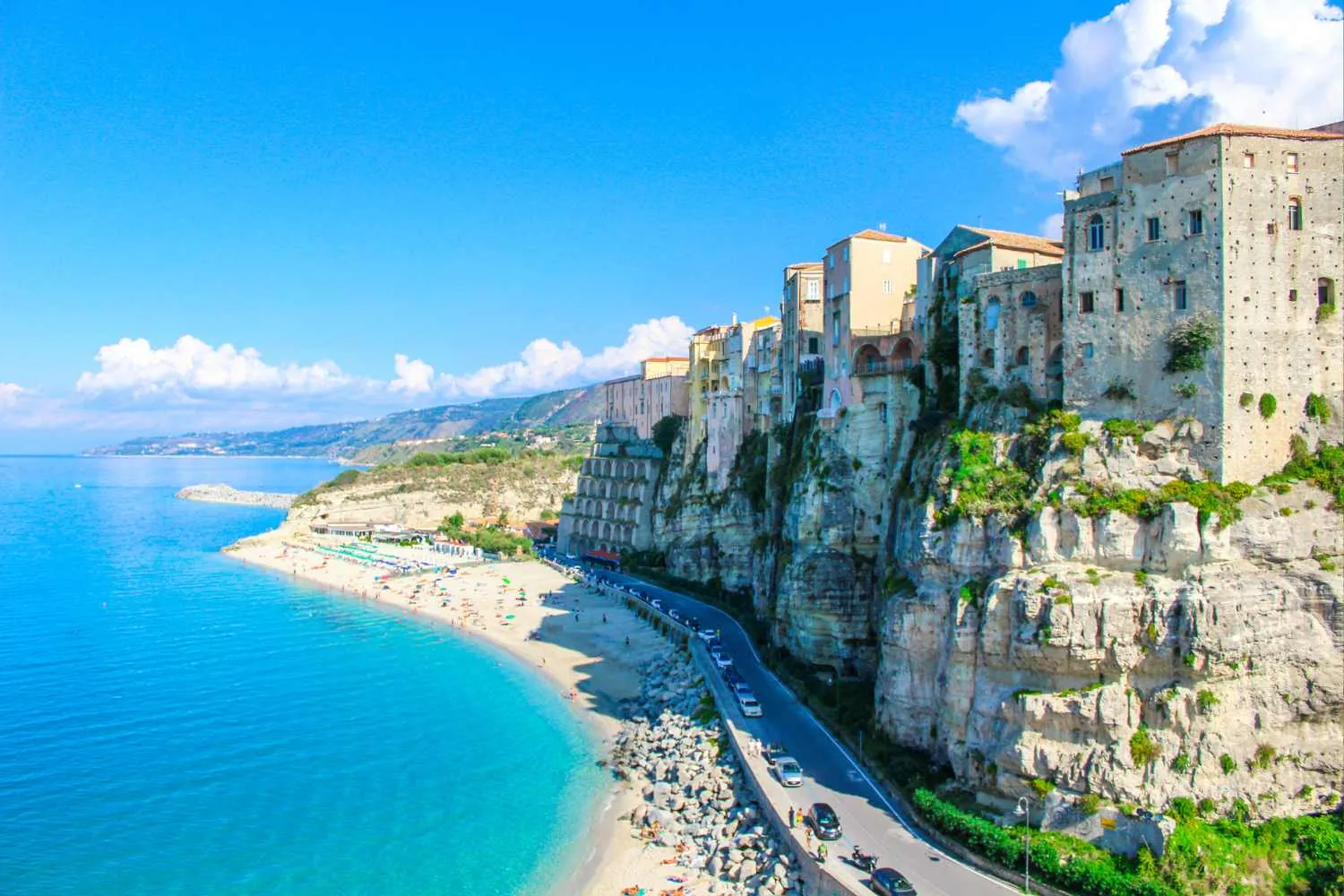 Tropea non è solo mare: ti spiego perché la sera non puoi proprio perderti una visita in centro (dopo un tramonto mozzafiato in spiaggia)