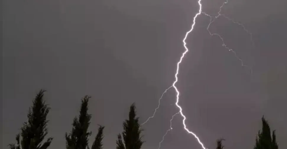 Cosa accade se colpiti da un fulmine: dalla paralisi all'infarto. Ecco i rischi e come evitarli