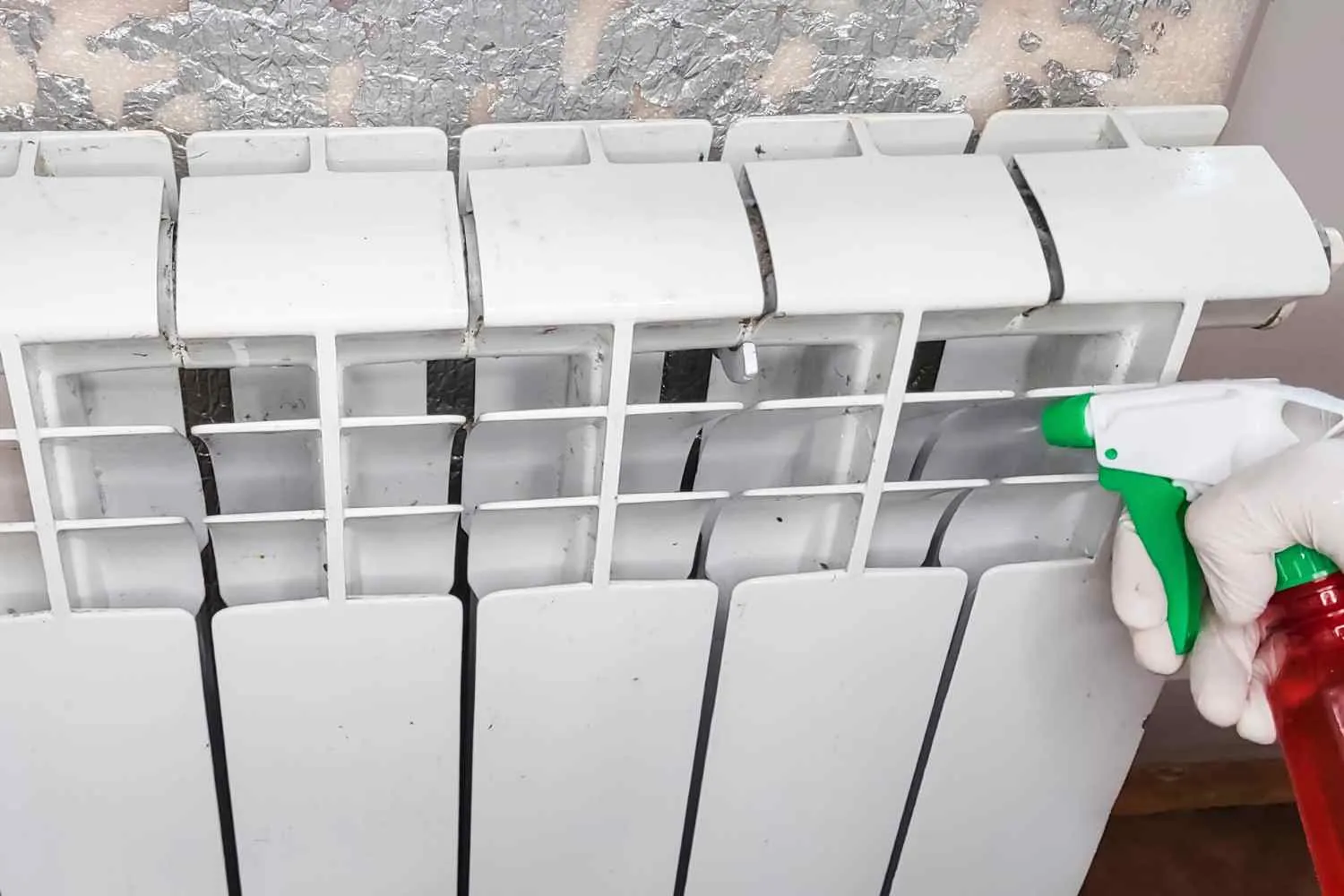 Come pulire i termosifoni: i trucchi virali (e geniali) da provare subito prima di accenderli