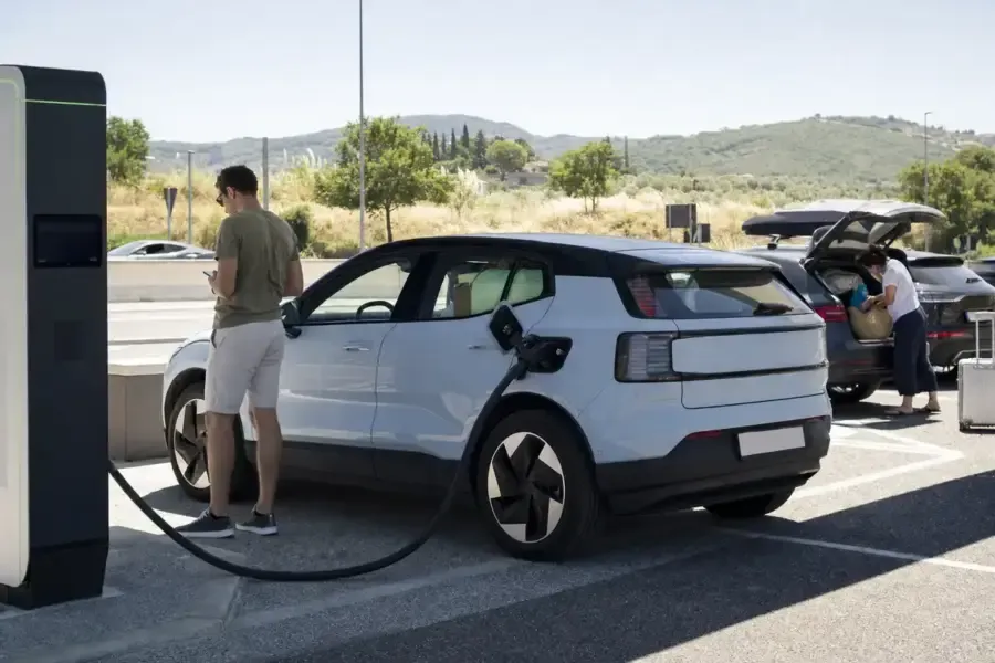 Estate 2026 in auto elettrica: viaggio tra caldo record e traffico da bollino nero – Ecoblog