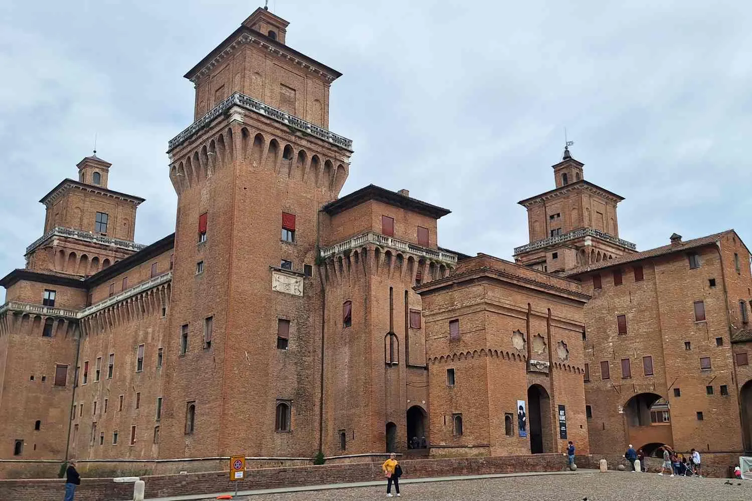 Ti porto con me a Ferrara con il suo maestoso Castello Estense circondato dall'acqua (e potrai visitarla tutta in bici!)
