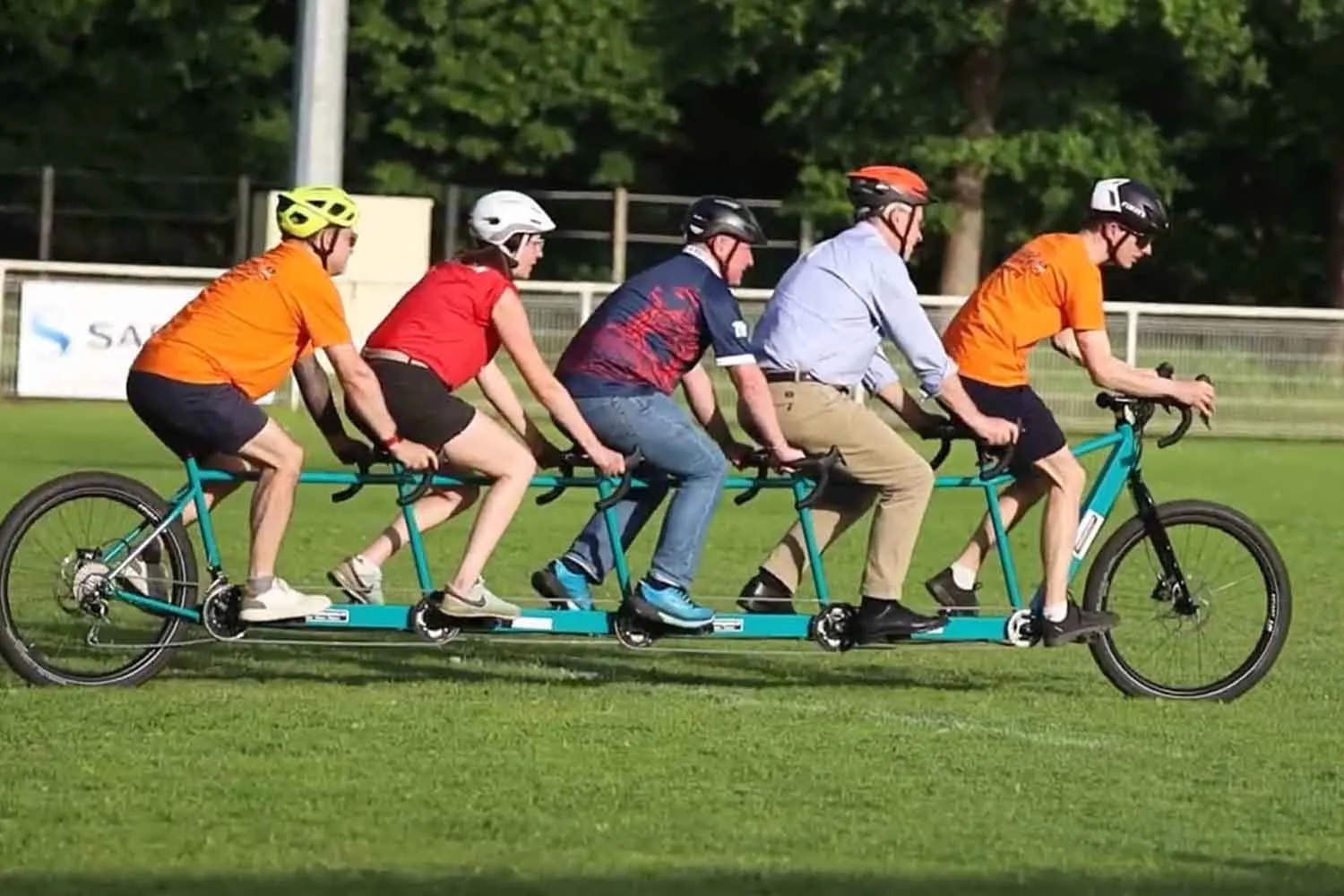 Cinque persone su una sola bici: l’invenzione francese che rende concreta l’inclusione