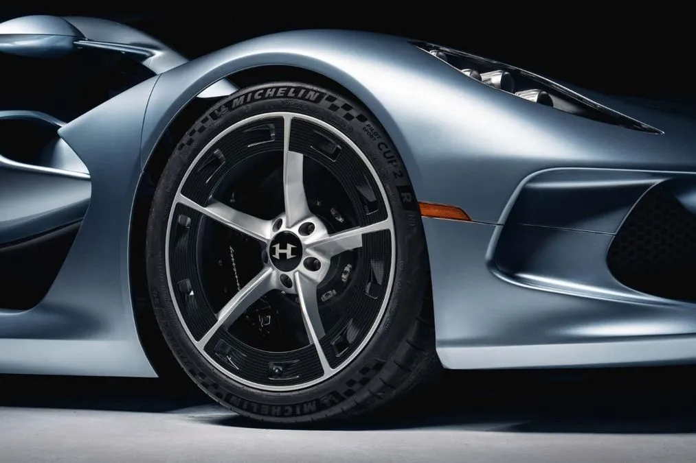 Potente, analogica e senza schermi: ecco la nuova Hennessey Blackbird - HDmotori.it